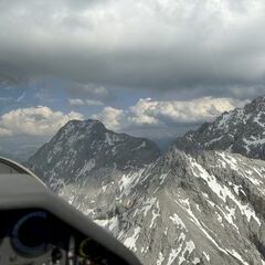 Flugwegposition um 15:42:53: Aufgenommen in der Nähe von Gemeinde Ehrwald, Ehrwald, Österreich in 2434 Meter